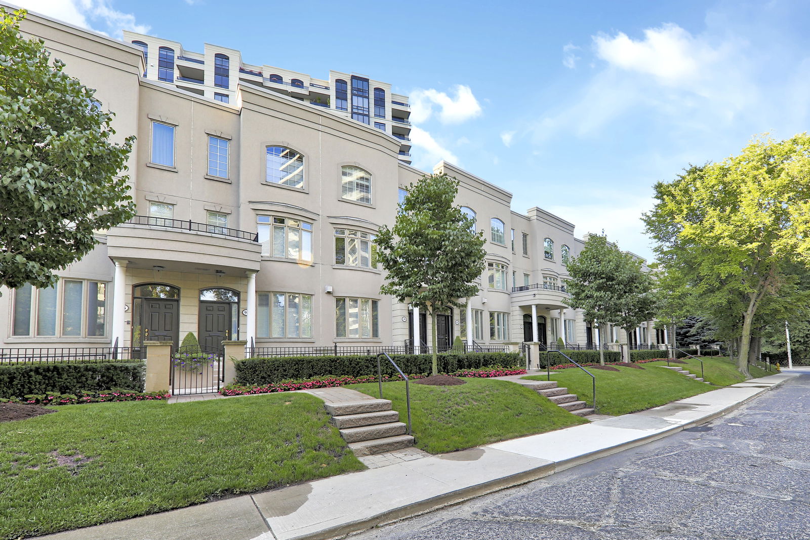 Exterior — 51-118 Pleasant Boulevard Townhomes, Midtown, Toronto