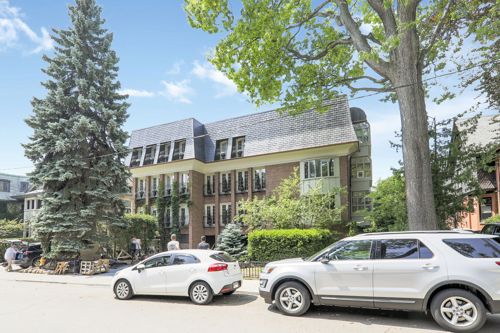 Exterior — 8 Hawthorn Avenue Condos, Midtown, Toronto