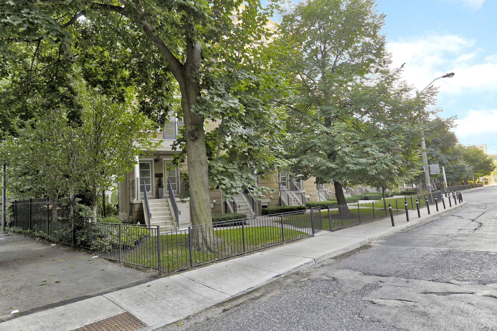 Exterior — 45-105 Pleasant Boulevard Townhouses, Midtown, Toronto