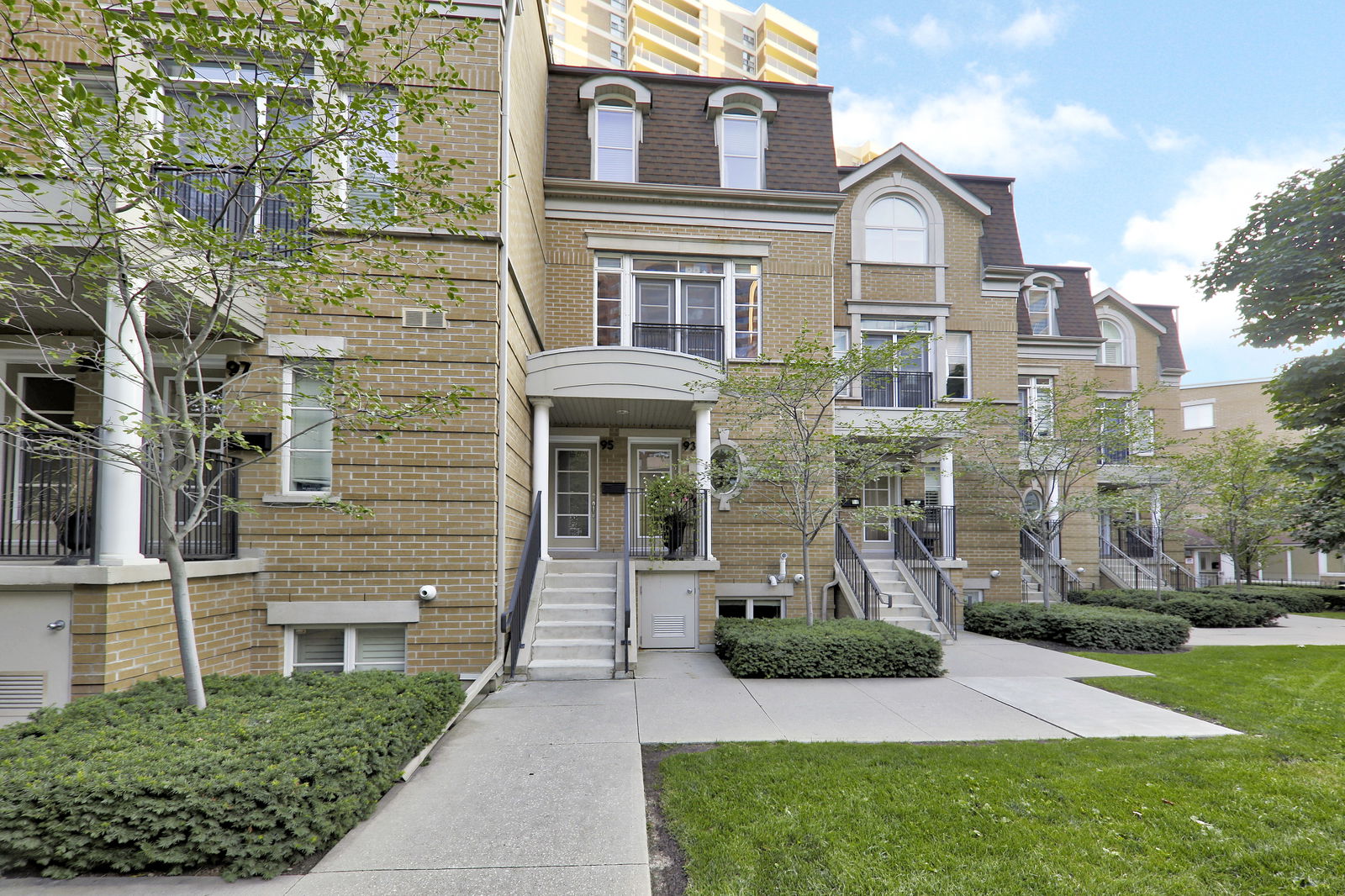 Exterior — 45-105 Pleasant Boulevard Townhouses, Midtown, Toronto