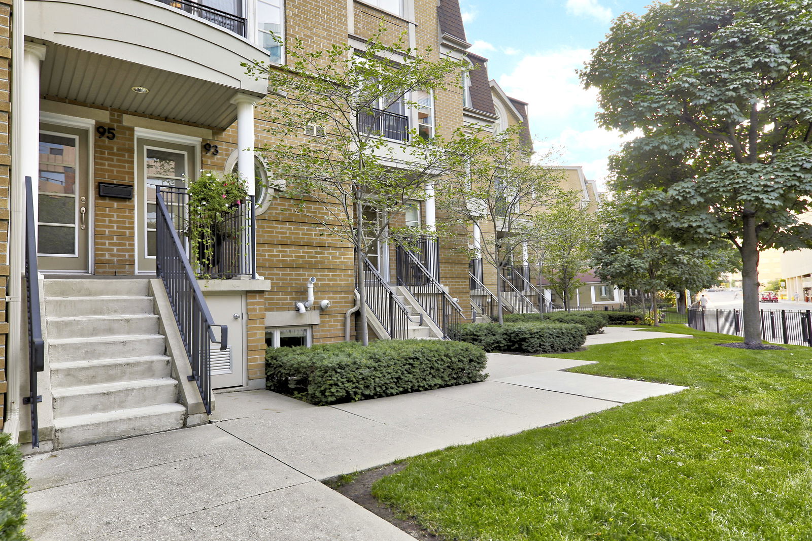 Unit Entrance — 45-105 Pleasant Boulevard Townhouses, Midtown, Toronto