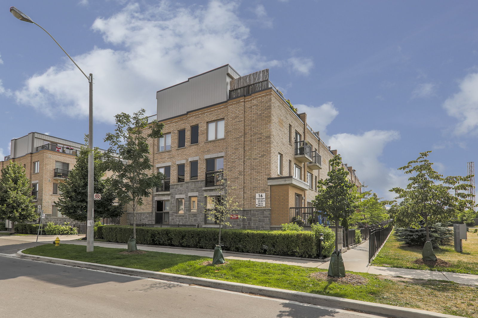 Exterior — 6-16 Foundry Avenue Townhomes, West End, Toronto