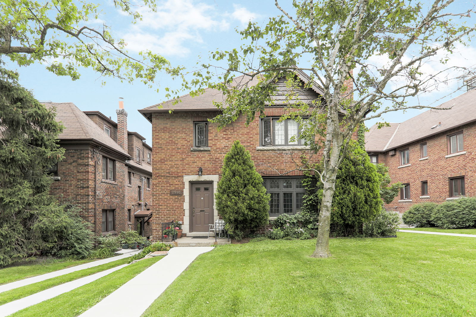 Exterior Facade — Kingsgate Motors Townhomes, York Crosstown, Toronto