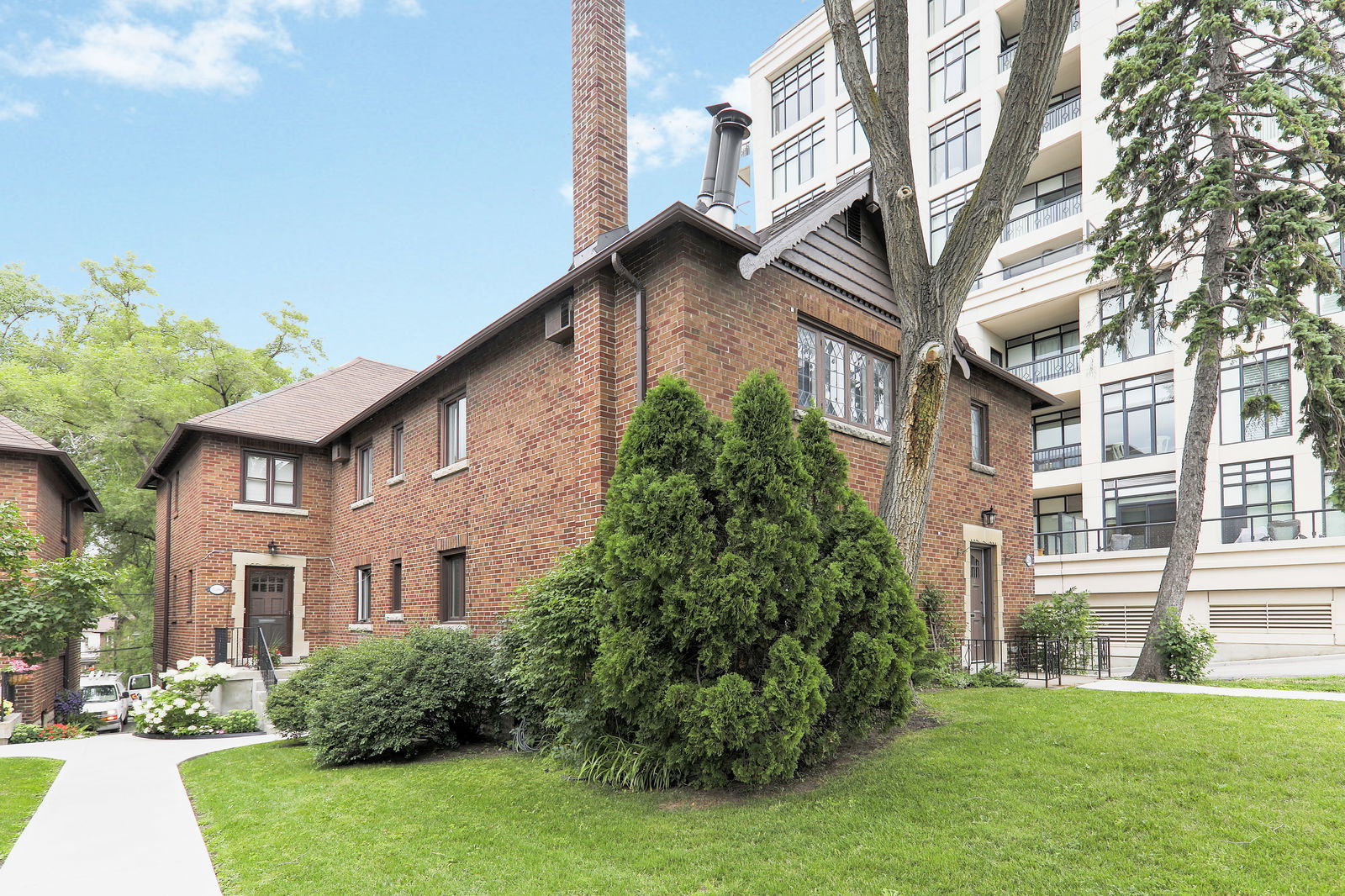 Exterior — Kingsgate Motors Townhomes, York Crosstown, Toronto