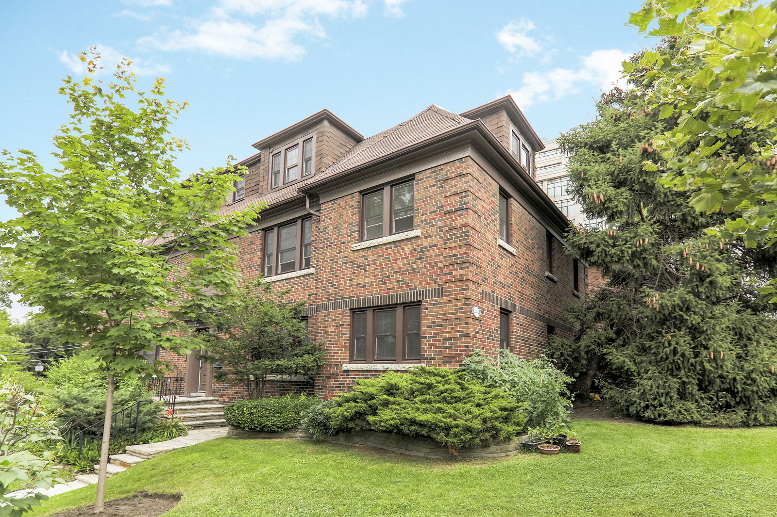 Exterior — Kingsgate Motors Townhomes, York Crosstown, Toronto