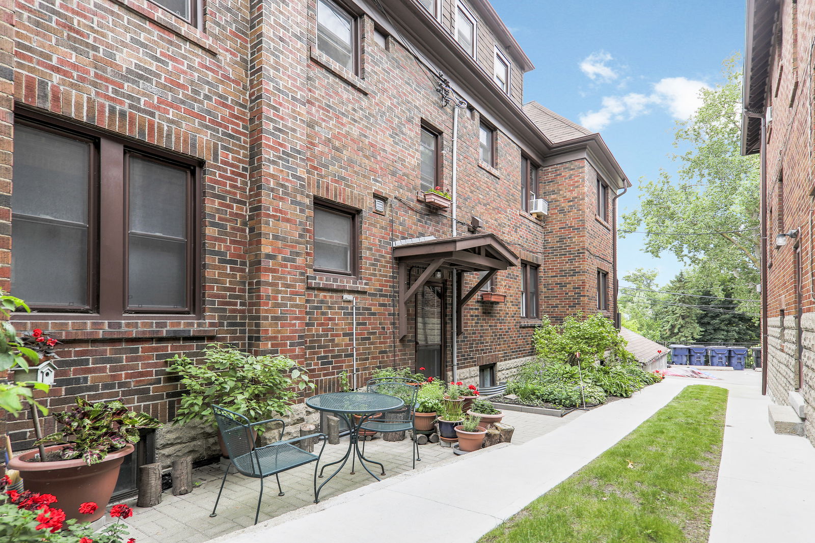 Aisle — Kingsgate Motors Townhomes, York Crosstown, Toronto