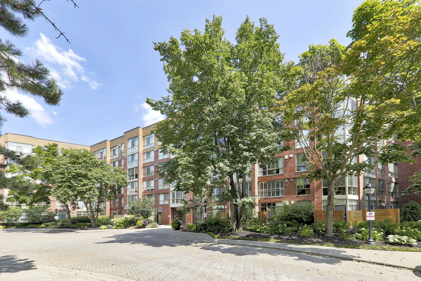 Exterior — South Kingsway Village I Condos, West End, Toronto