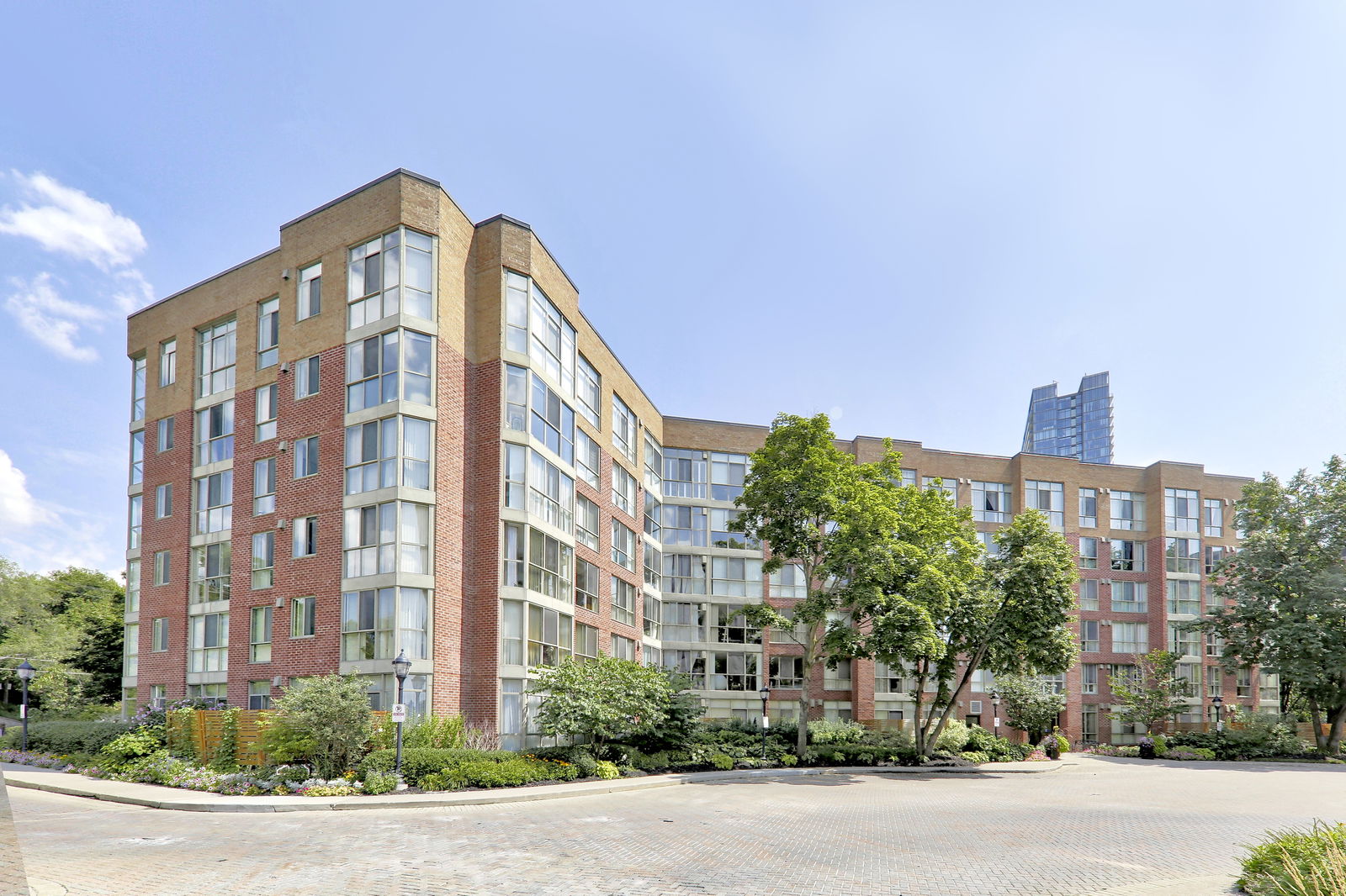 Exterior — South Kingsway Village I Condos, West End, Toronto