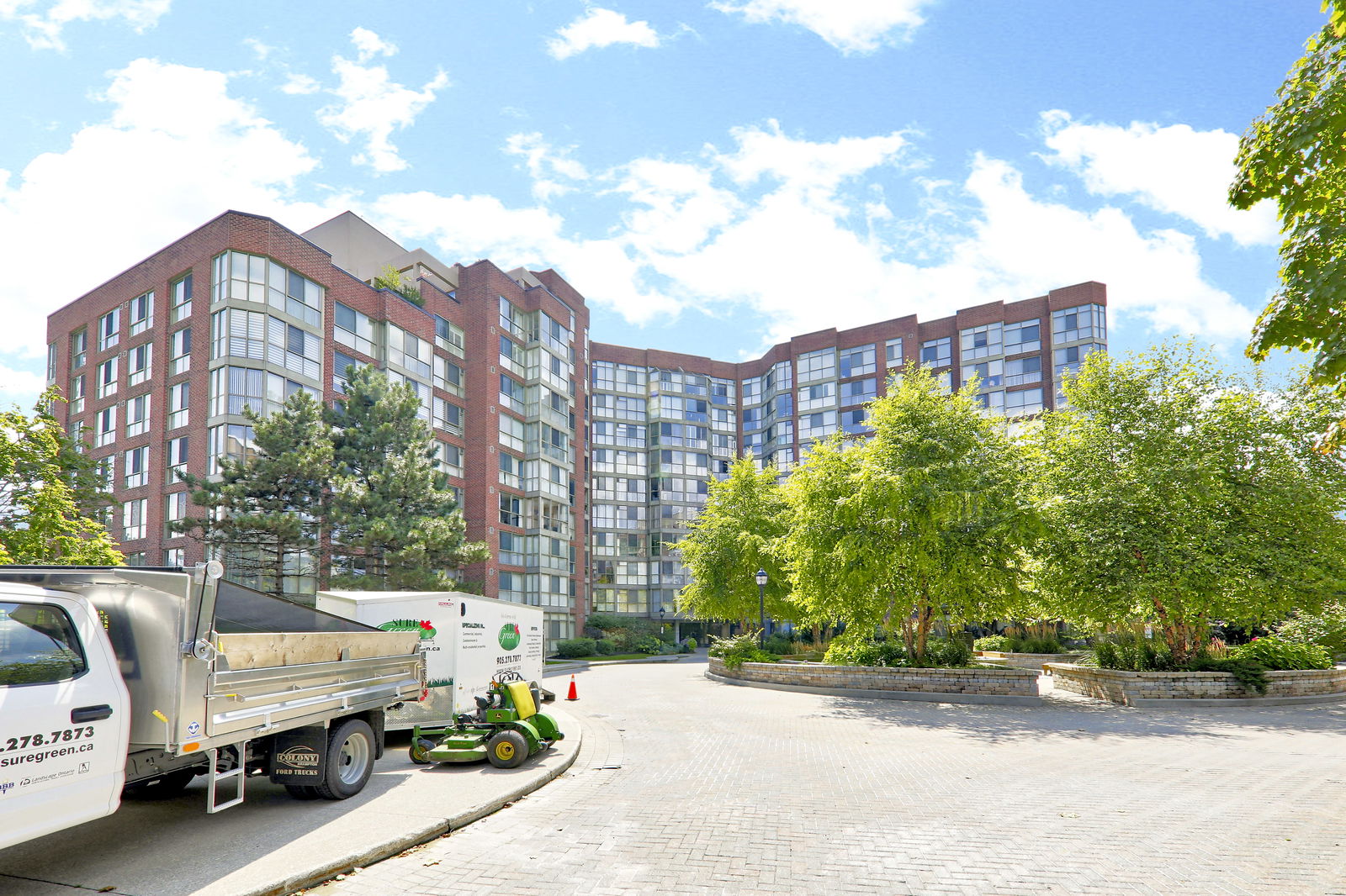 Exterior — South Kingsway Village II Condos, West End, Toronto