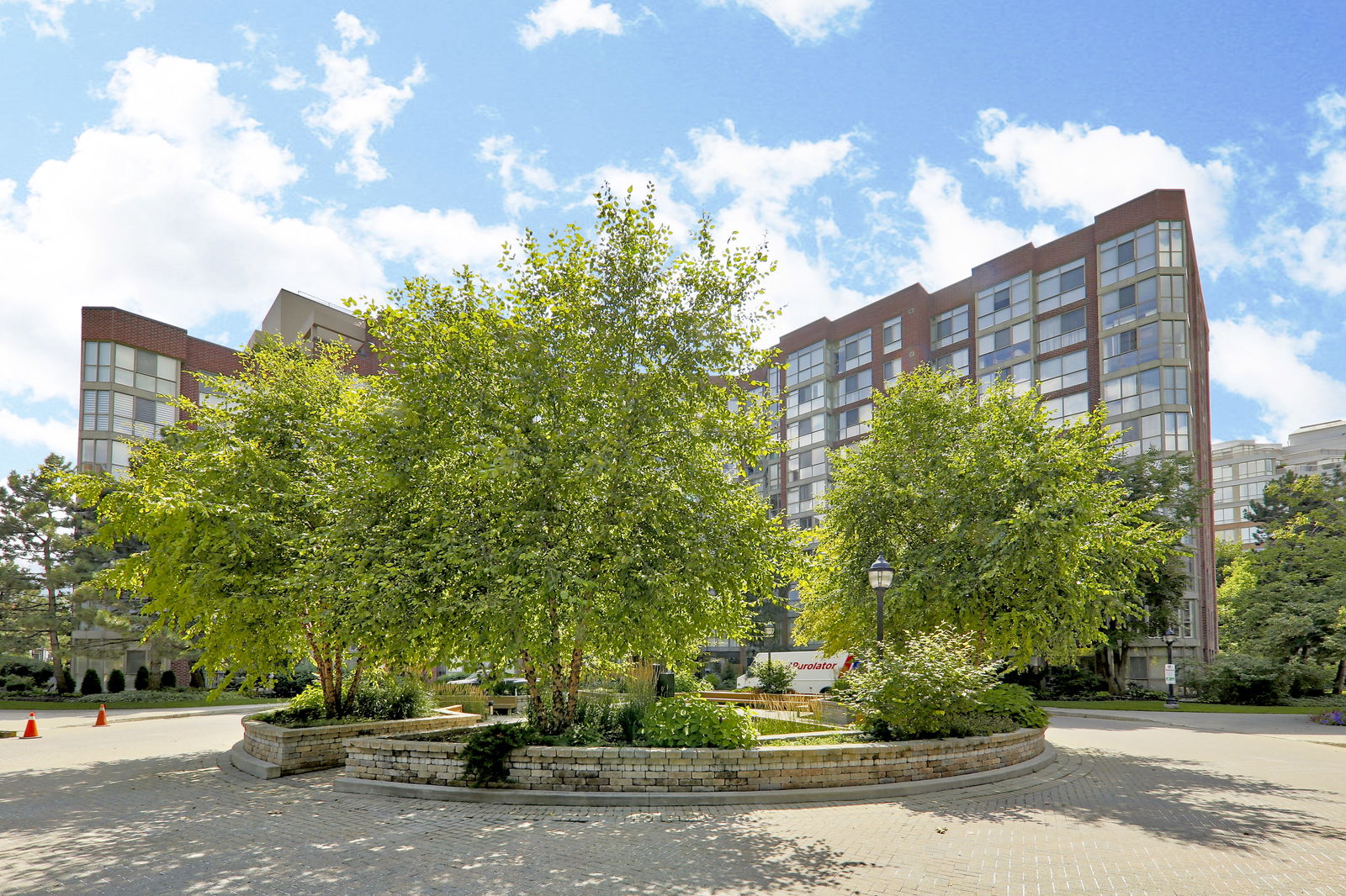 Exterior — South Kingsway Village II Condos, West End, Toronto