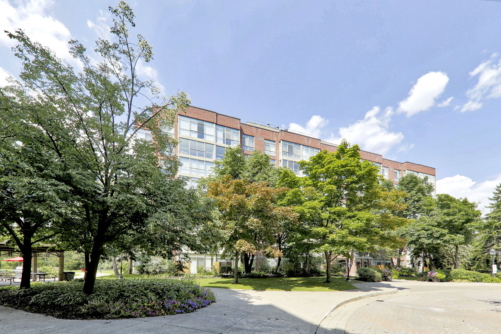 Exterior — South Kingsway Village III Condos, West End, Toronto