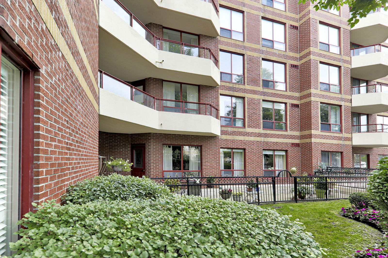 Exterior — Leaside Gate, East York, Toronto