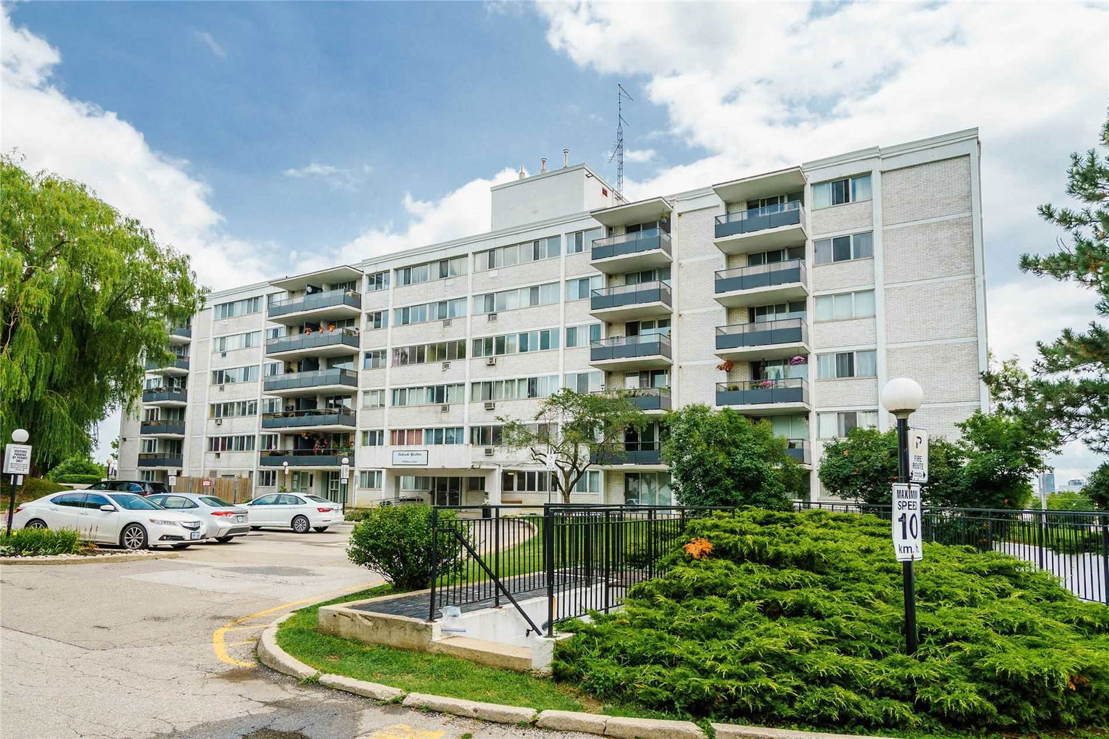 Etobicoke Gardens Condos, Etobicoke, Toronto