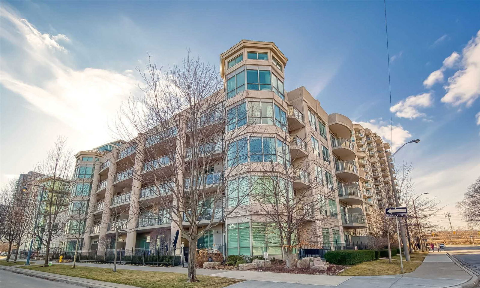 Exterior Side — Nevis Condos, Etobicoke, Toronto