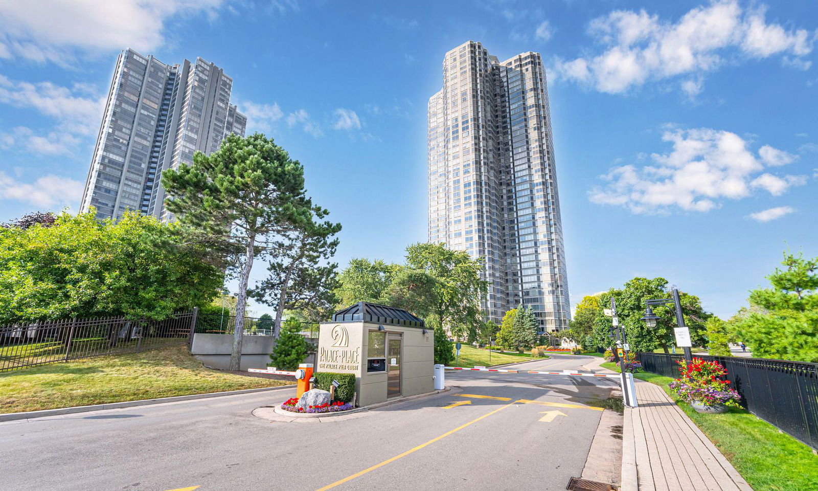 Exterior — Palace Place Condos, Etobicoke, Toronto