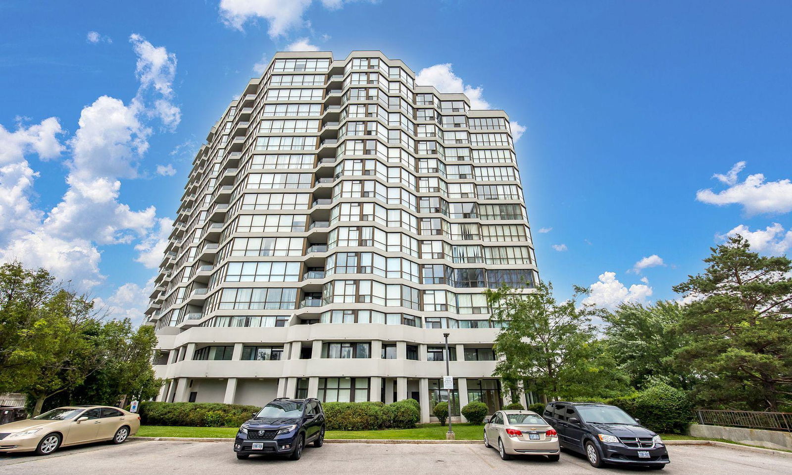 Exterior Side — Platinum on the Humber III Condos, Etobicoke, Toronto