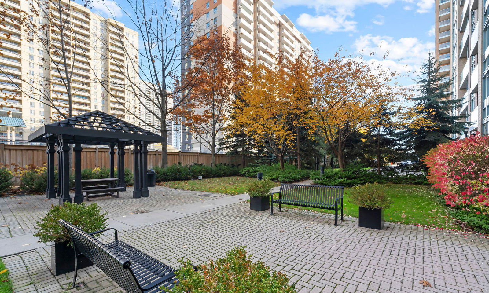 Patio — Port Royal Place I Condos, Etobicoke, Toronto