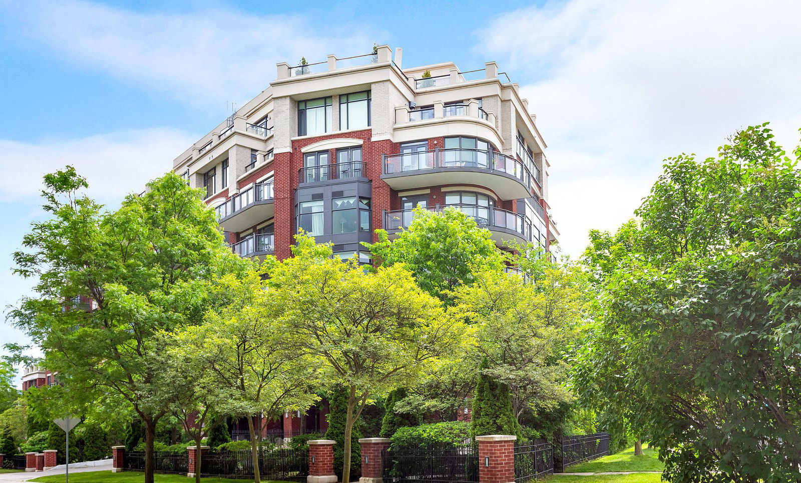 Exterior Side — St Andrew on The Green Condos, Etobicoke, Toronto