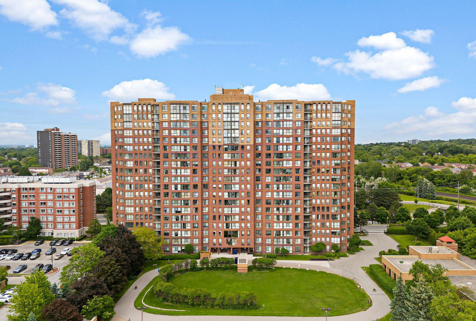 Exterior Side — Sterling Club II Condos, Scarborough, Toronto