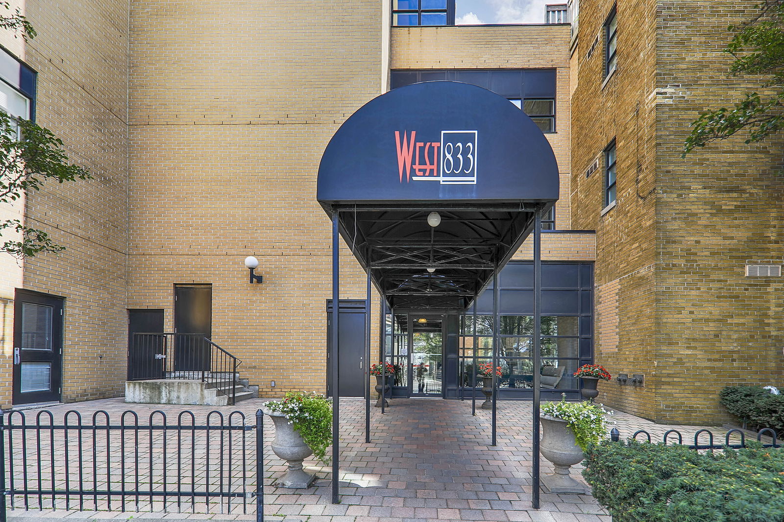 Entrance — West 833, Downtown, Toronto