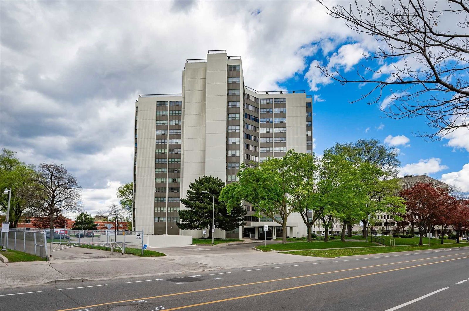 2323 Confederation Condos, Mississauga, Toronto