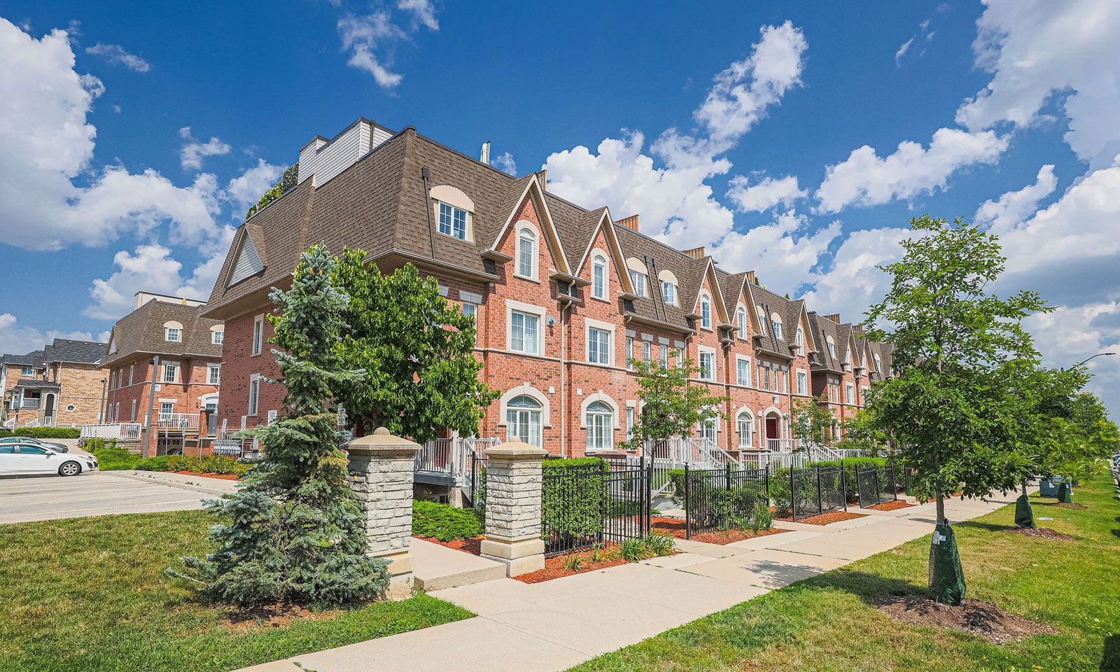 Exterior Side — 601 Shoreline Dr Townhomes, Mississauga, Toronto