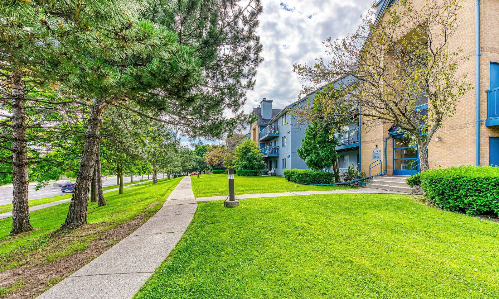 Exterior Side — 95 Trailwood Townhomes, Mississauga, Toronto