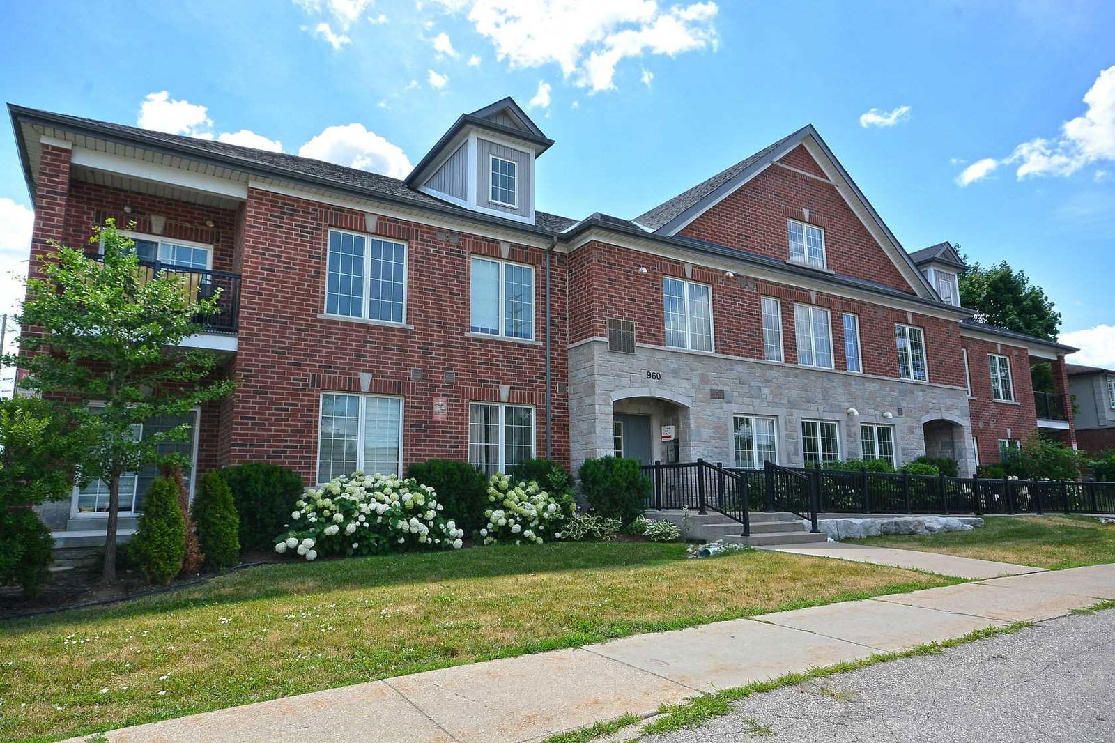 960 Bloor Townhomes, Mississauga, Toronto