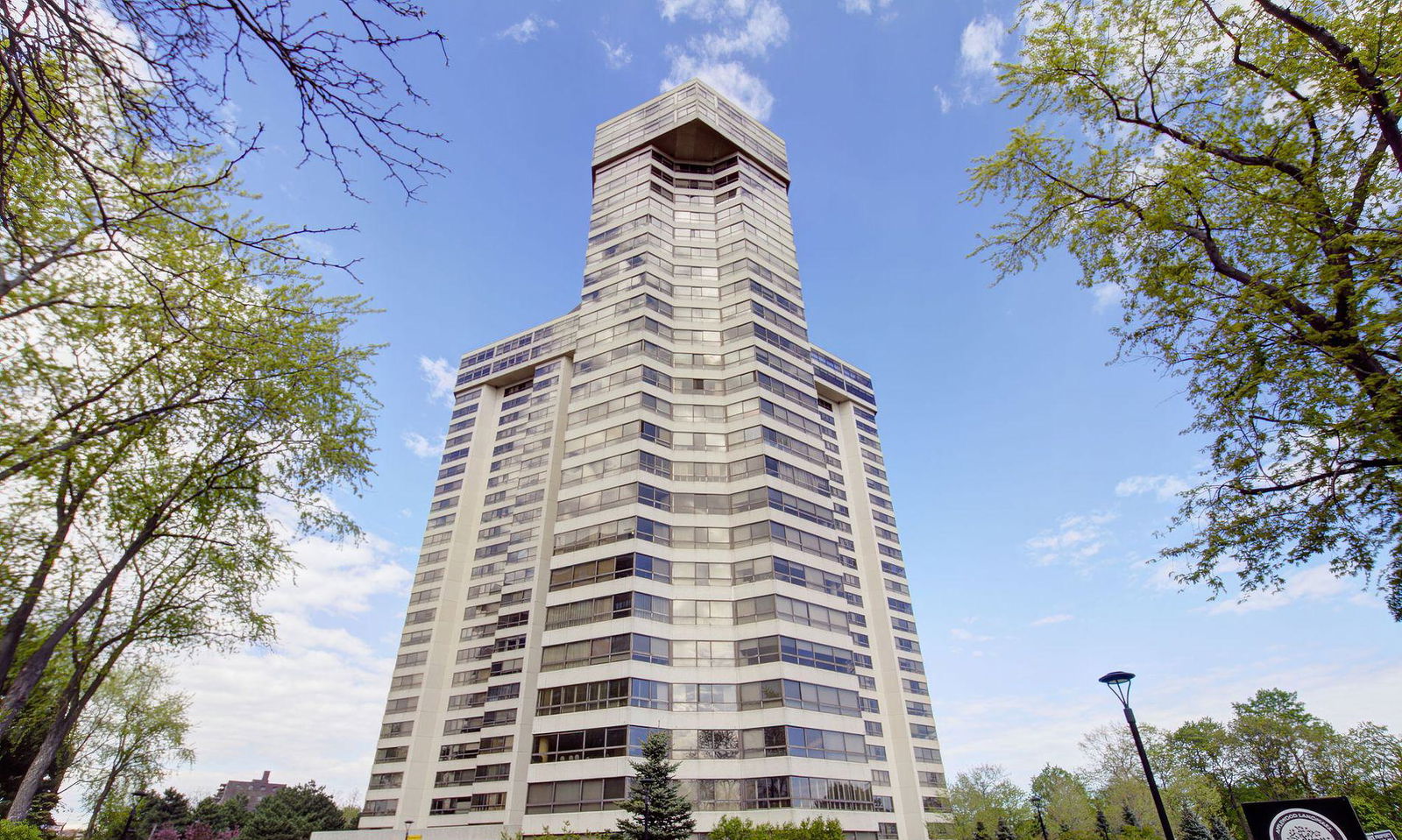 Exterior Side — Applewood Landmark Condos, Mississauga, Toronto