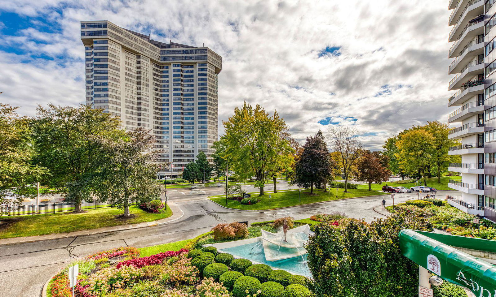 Exterior — Applewood Place Condos, Mississauga, Toronto