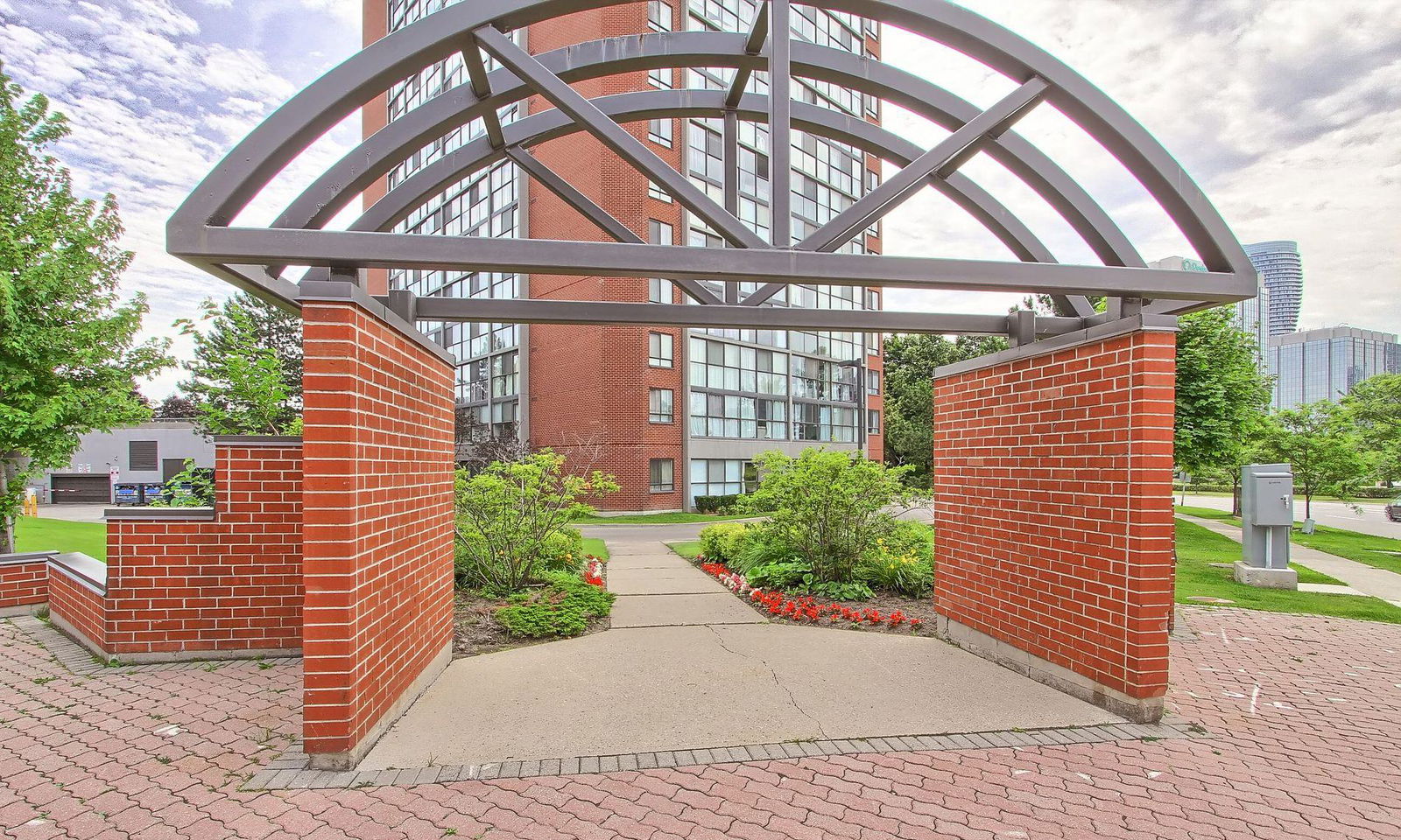 Patio — Chelsea Towers Condos, Mississauga, Toronto