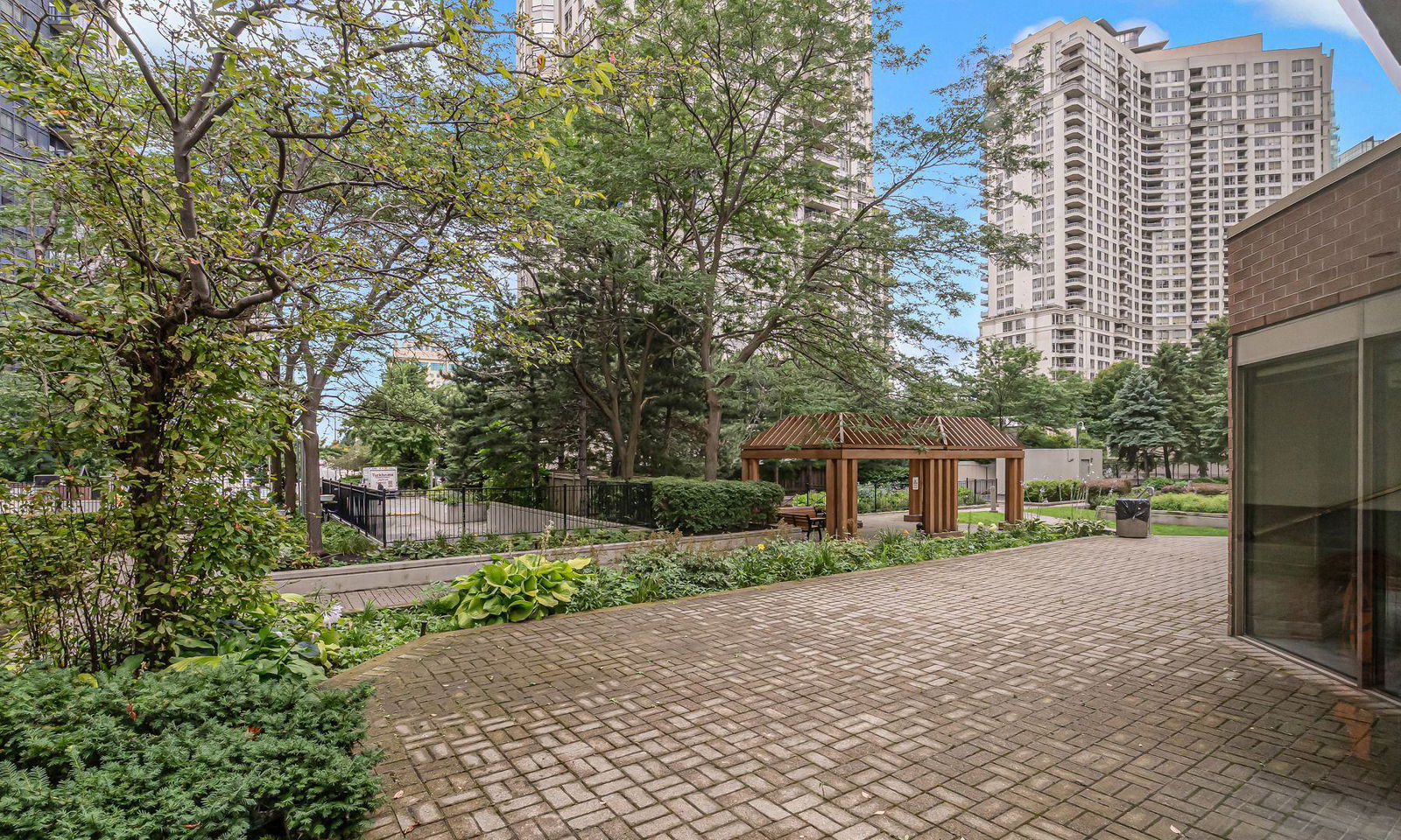 Patio — Monarchy Condos, Mississauga, Toronto