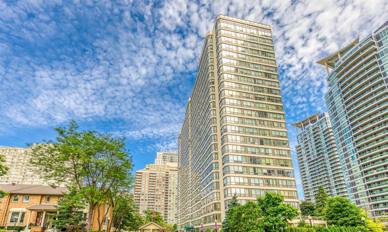 Exterior Side — Towne Two Condos, Mississauga, Toronto