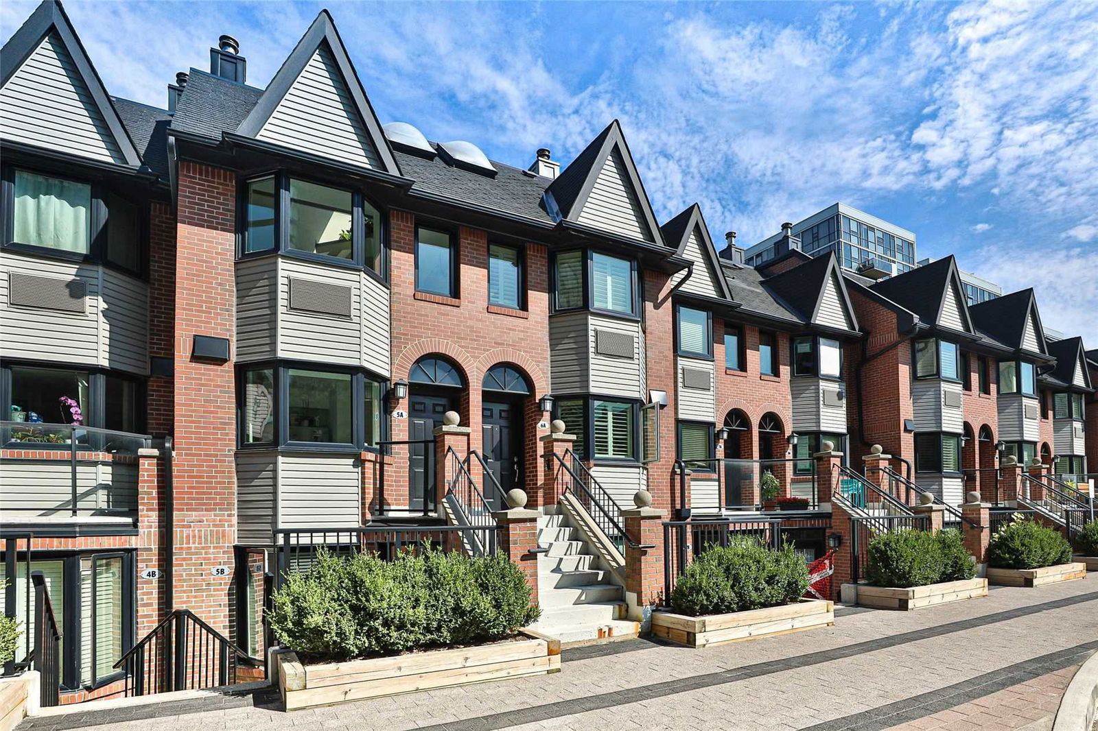 The Summit Complex Townhomes, Downtown, Toronto