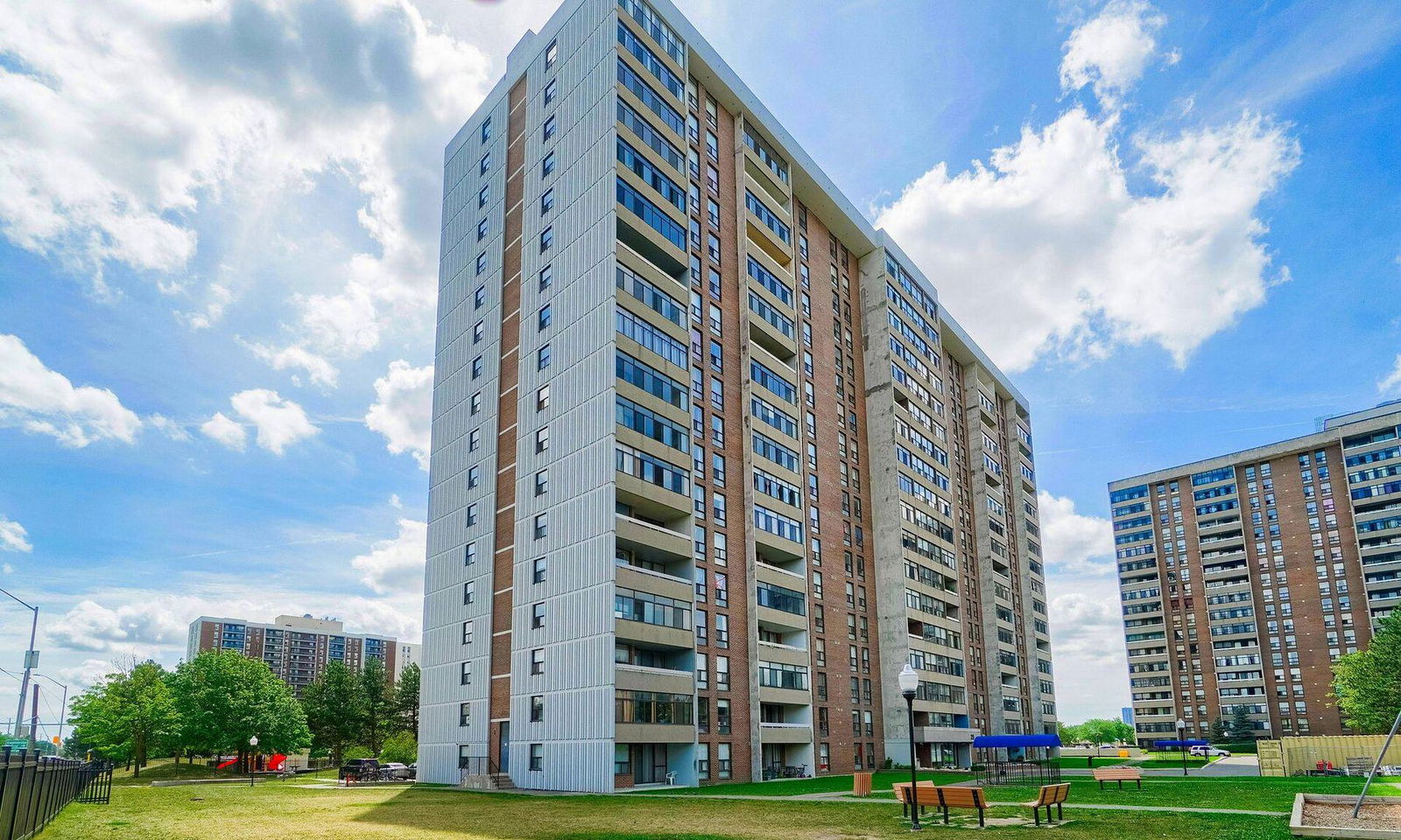 Exterior Side — 25 Kensington Condos, Brampton, Toronto