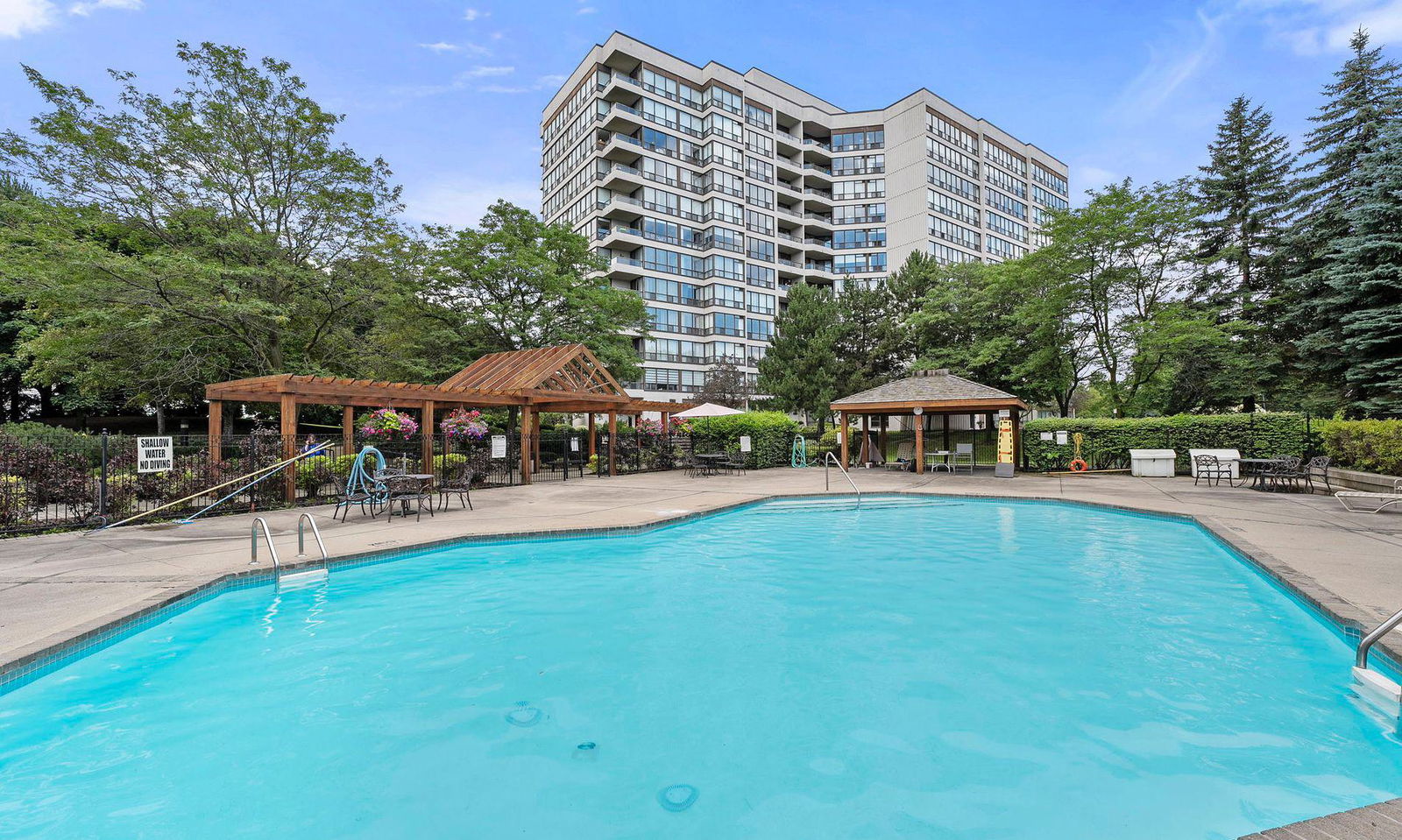 Pool — Laurelcrest Condos, Brampton, Toronto