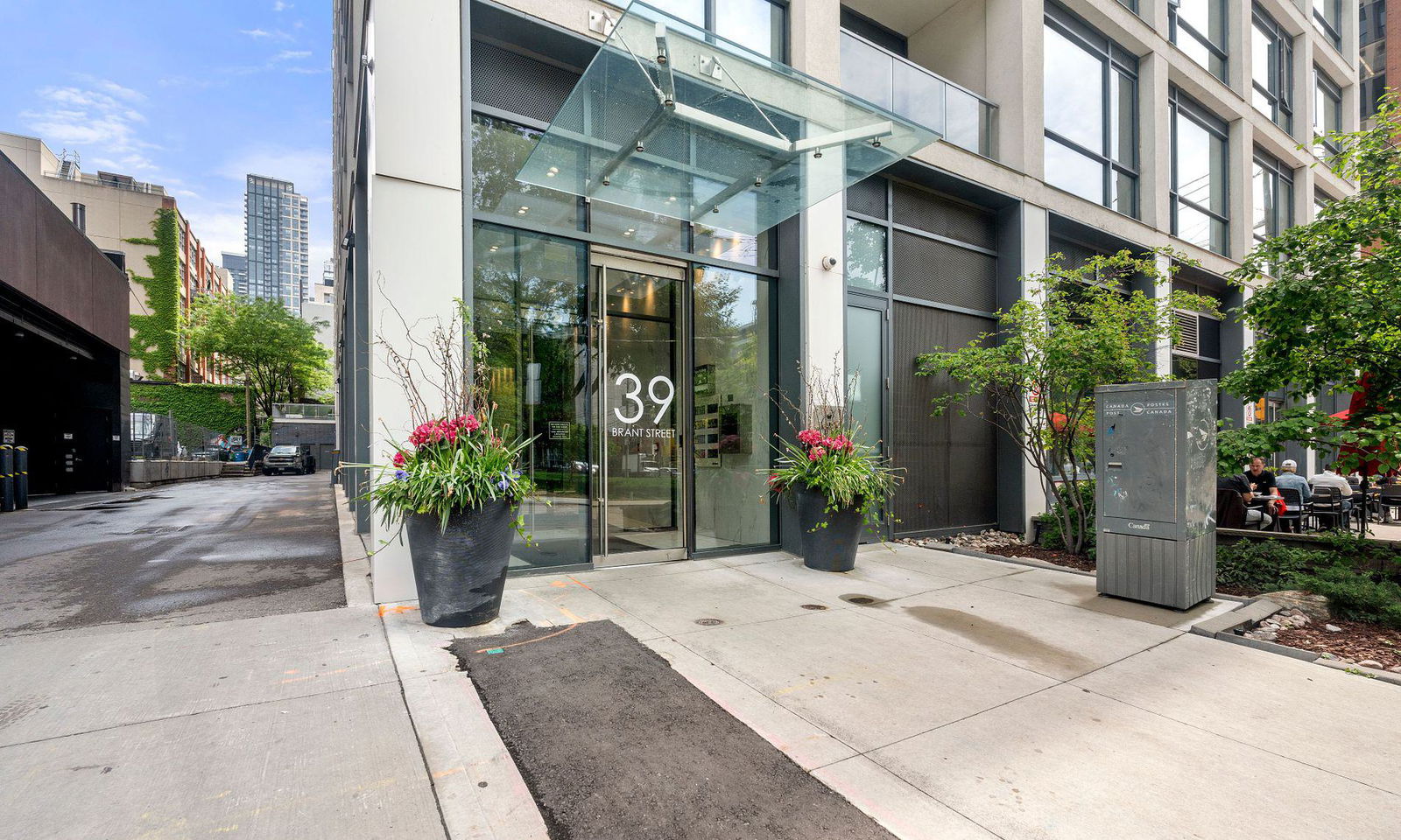 Entrance — The Brant Park, Downtown, Toronto