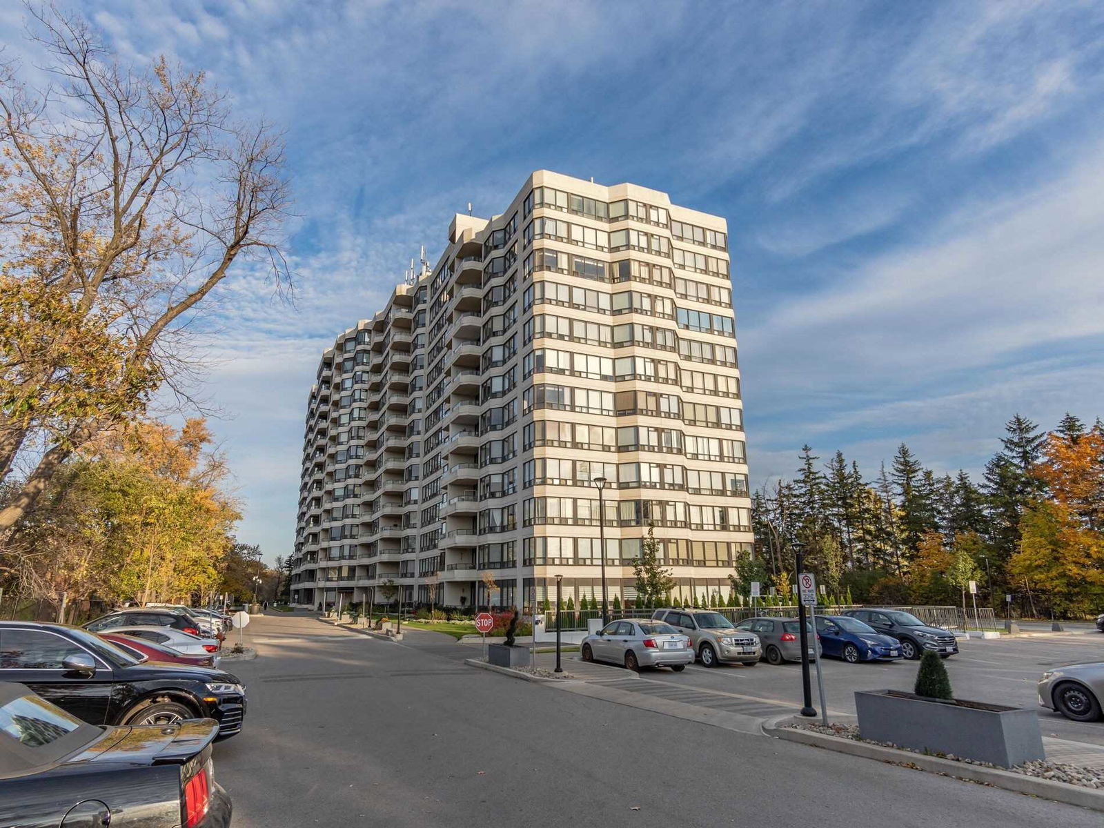 Bayview Towers Condos, Richmond Hill, Toronto