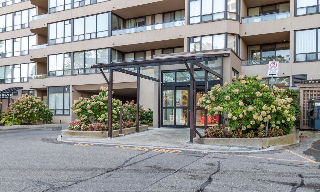 Entrance — The Gibraltar II Condos, Richmond Hill, Toronto