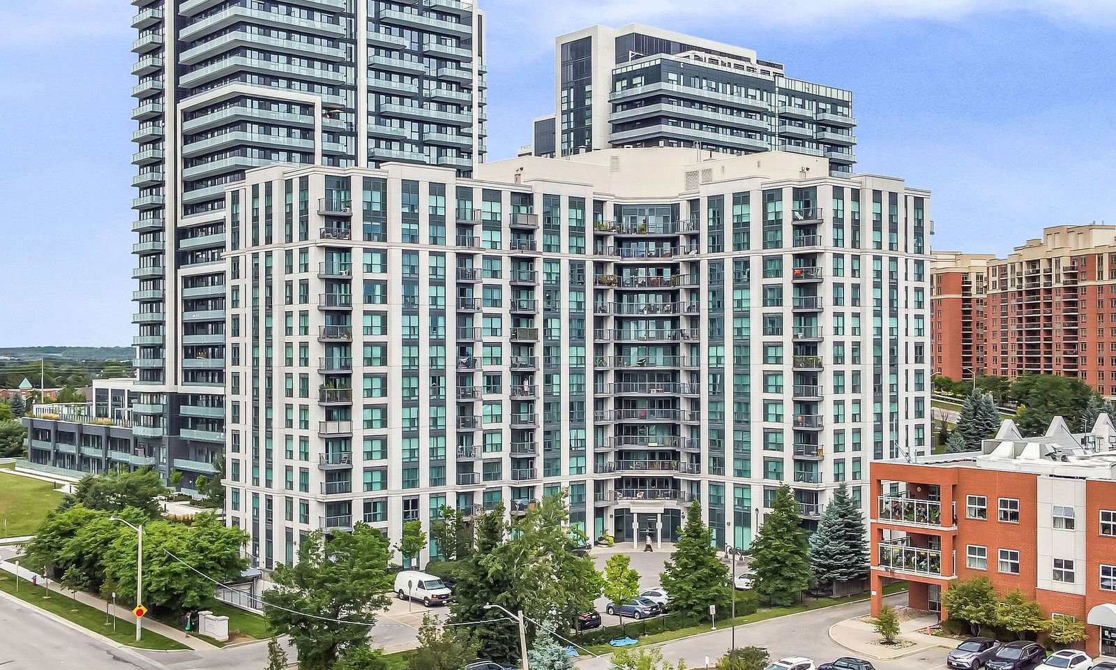 Exterior Side — The Royal at Bayview Glen Condos, Richmond Hill, Toronto