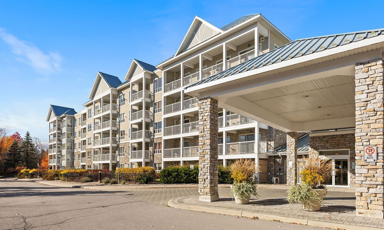 Exterior Side — Reflections on Bogart Pond Condos, Newmarket, Toronto