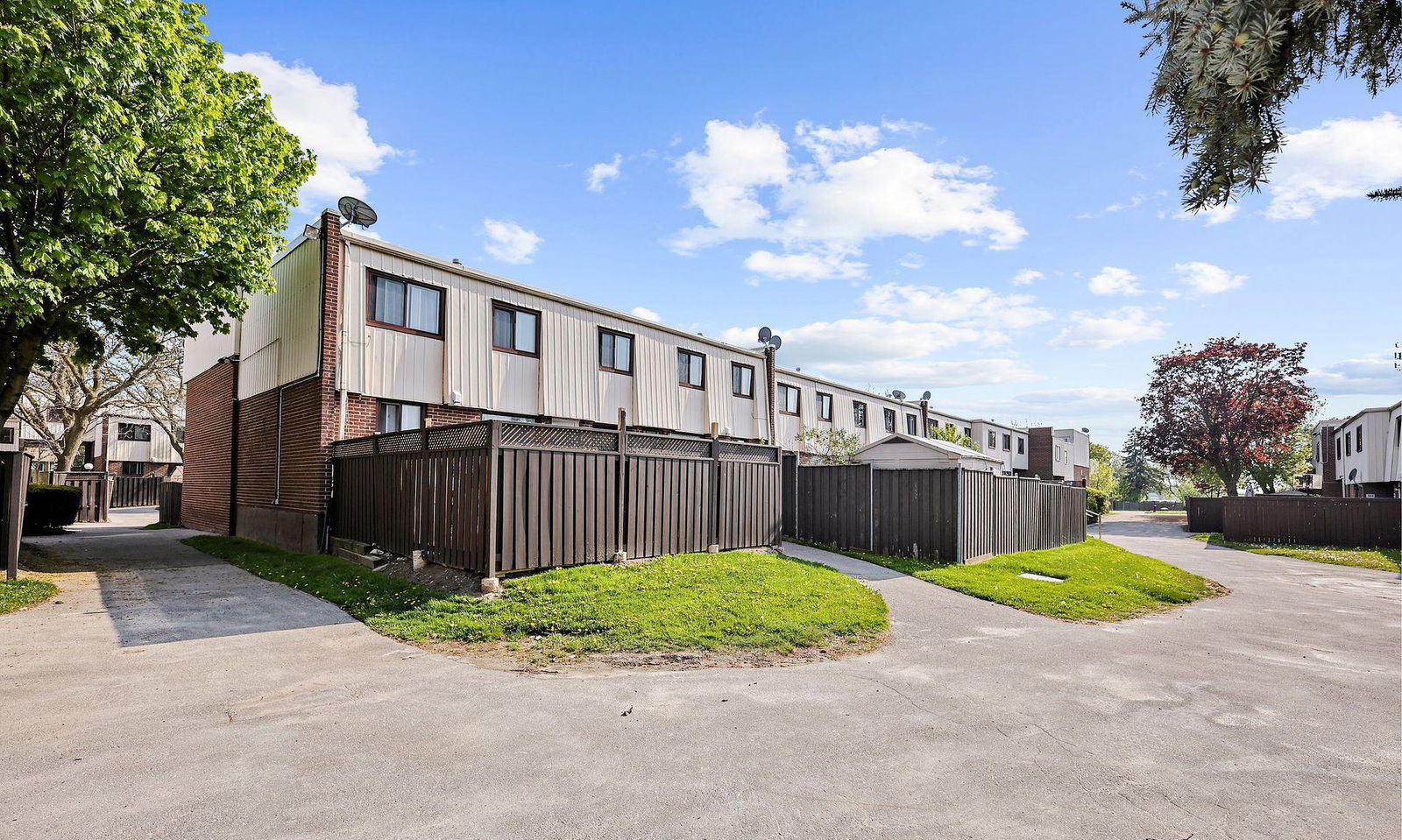 Exterior Side — 1100 Oxford Street Townhomes, Oshawa, Toronto