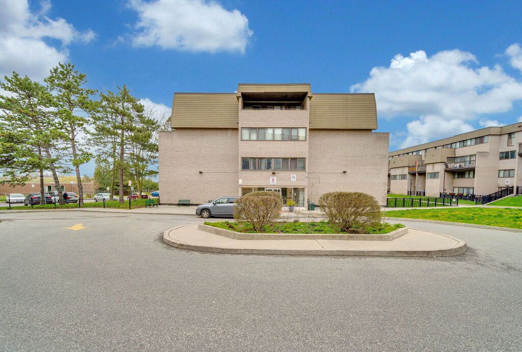 Exterior Side — Sheridan Square Townhomes, Mississauga, Toronto