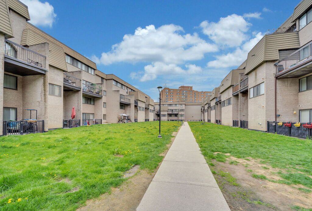 Sheridan Square Townhomes, Mississauga, Toronto