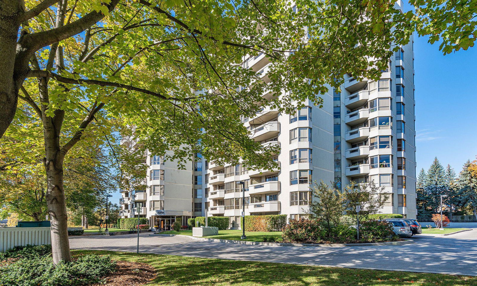 Exterior Side — The Lakewinds Condos, Burlington, Toronto