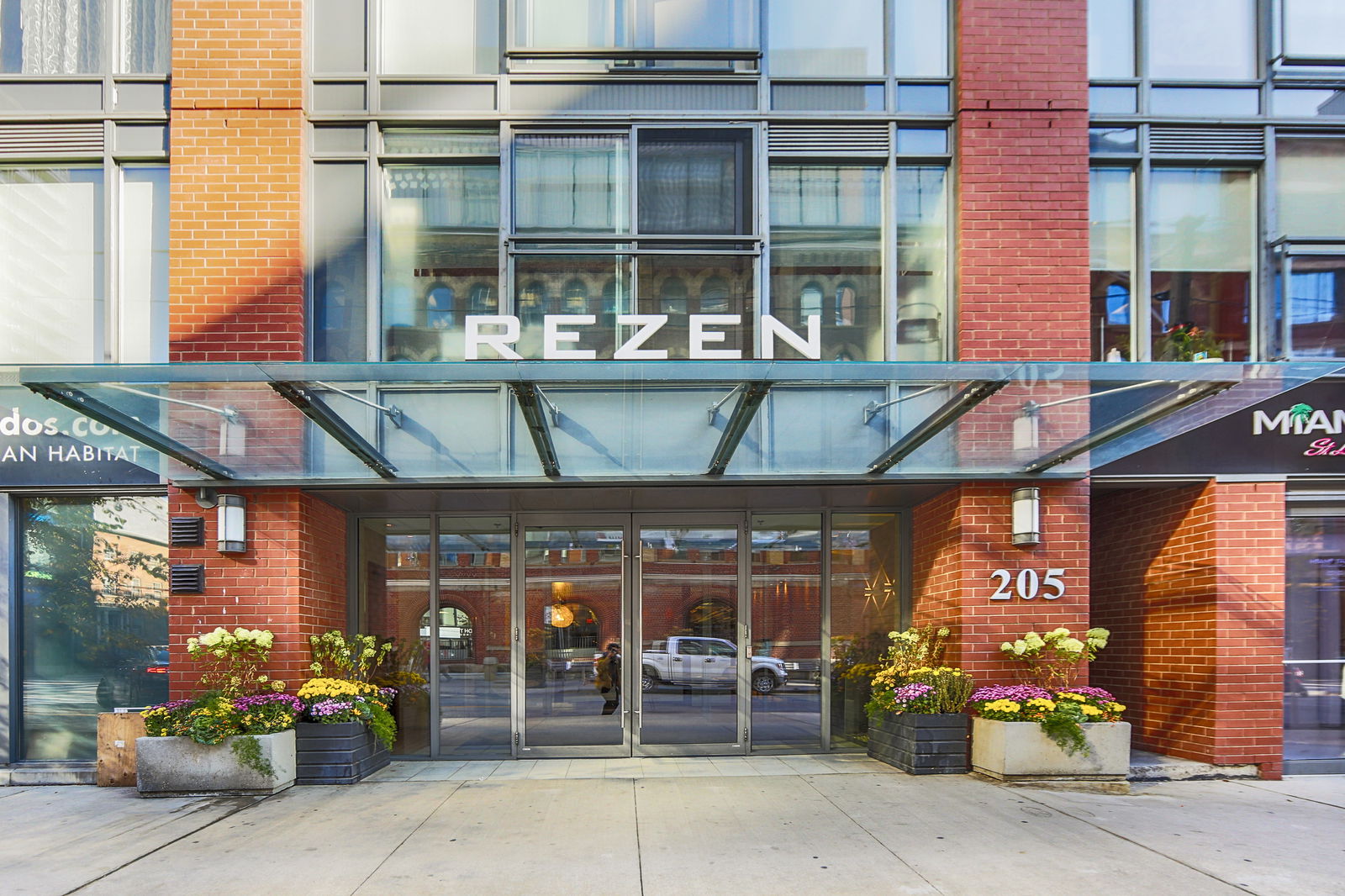 Rezen, Downtown, Toronto