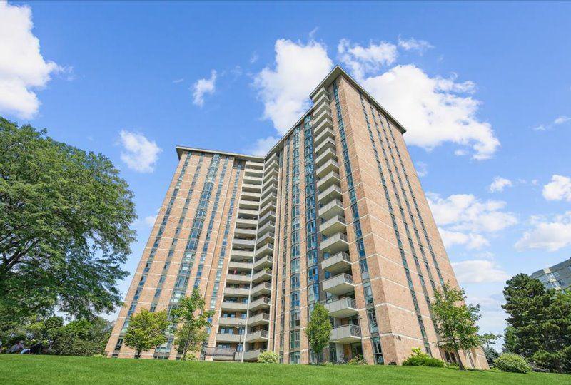 Exterior Side — Admiral's Walk Condos, Burlington, Toronto