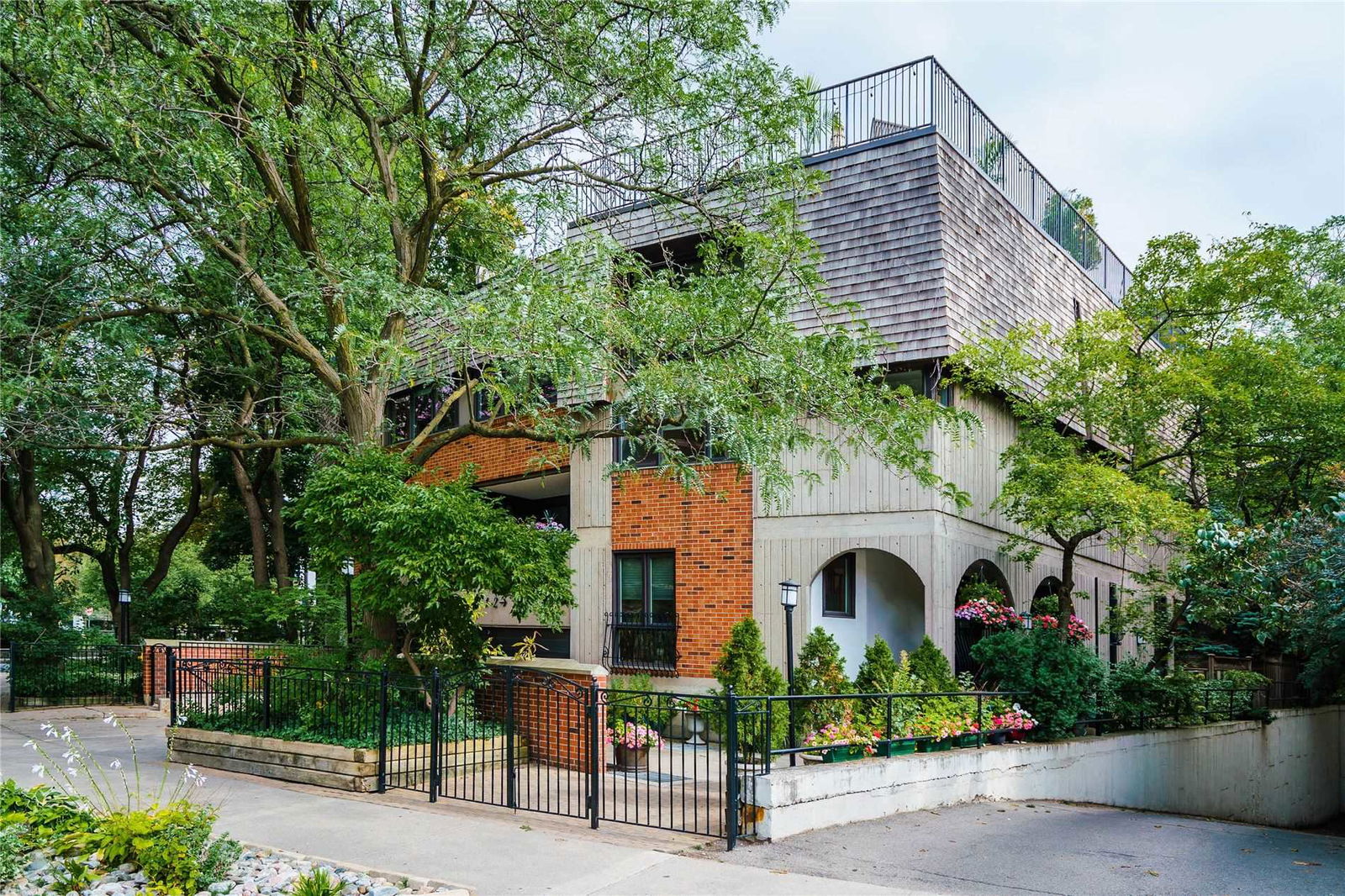 31 Walmer Road Townhouses, Downtown, Toronto