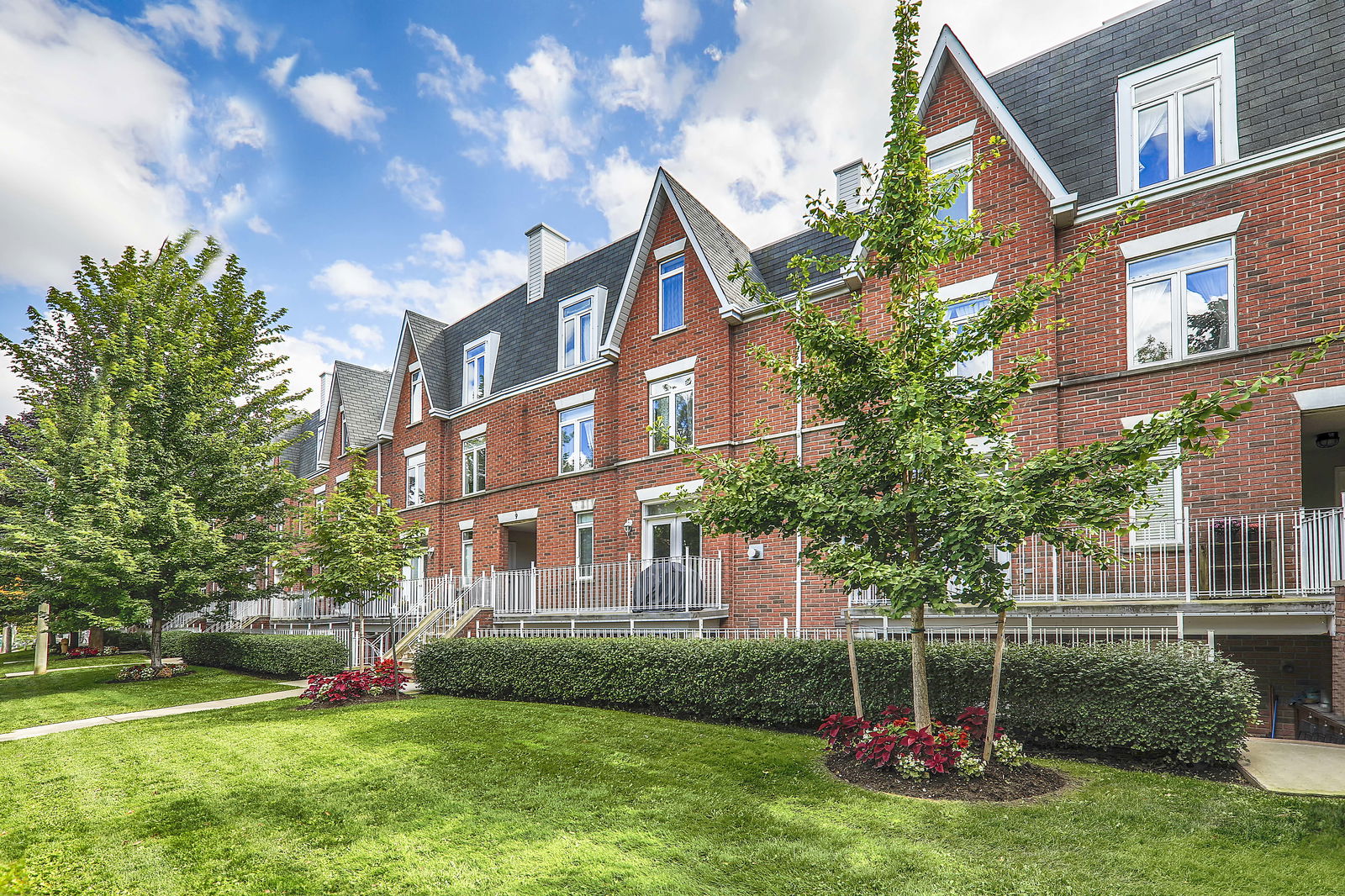 Exterior — King West Townhomes, Downtown, Toronto