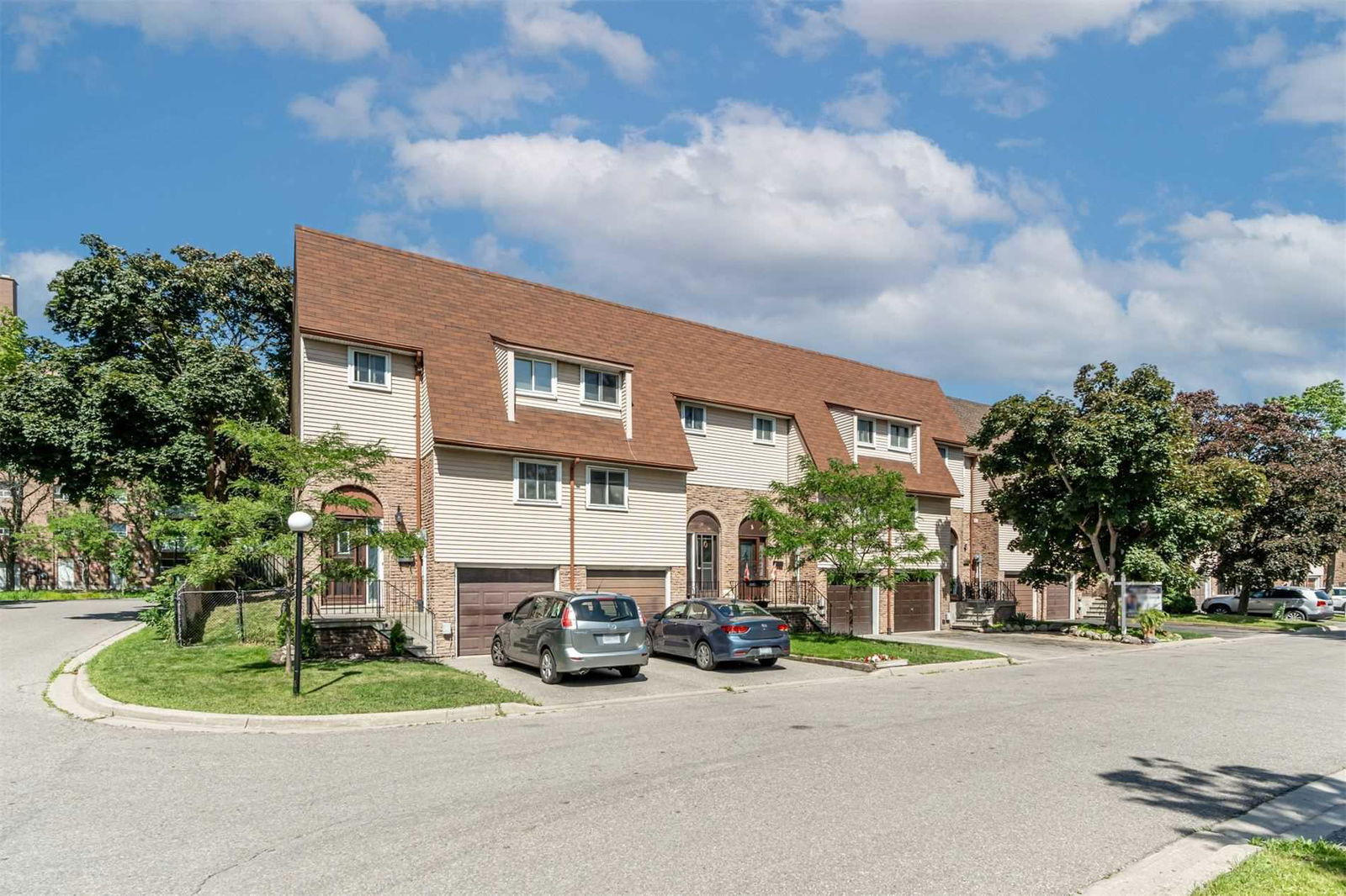 1 Rosset Crescent Townhouses, Brampton, Toronto